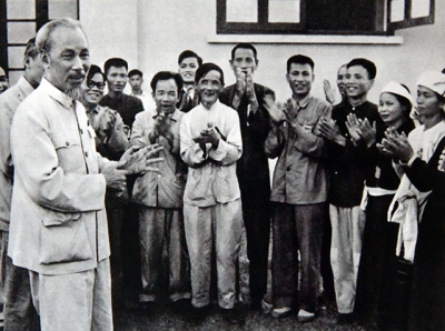 Chủ tịch Hồ Chí Minh nói chuyện với các Anh hùng và chiến sĩ thi đua nông nghiệp (ngày 27-5-1957). (Ảnh tư liệu)