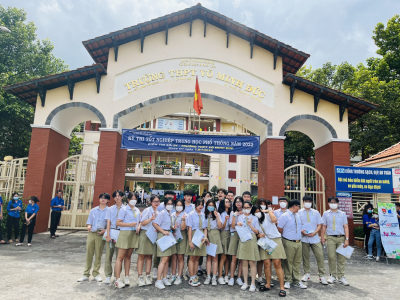 Học sinh trường Pétrus Ký di chuyển đến điểm thi để chuẩn bị cho môn thi cuối cùng - Ảnh: cô Nguyễn Thị Hà