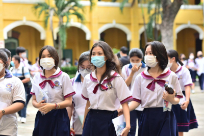 Thí sinh làm thủ tục dự thi tốt nghiệp trung học phổ thông - Ảnh: DUYÊN PHAN