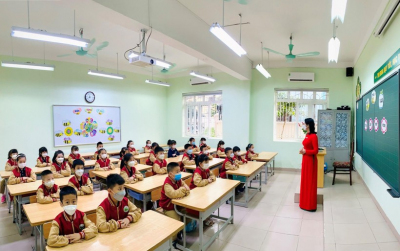 Cô trò Trường Tiểu học Ái Mộ, Long Biên, Hà Nội.