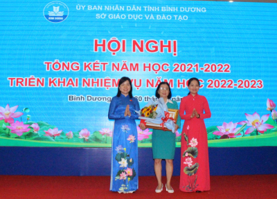 Thừa ủy nhiệm của Chủ tịch nước, bà Nguyễn Thị Ngọc Xuân, Phó trưởng Đoàn đại biểu Quốc hội tỉnh cùng lãnh đạo Sở GD-ĐT trao Huân chương Lao động hạng ba cho Trường Trung - Tiểu học Pétrus Ký