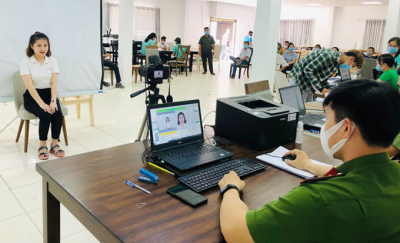 Cảnh sát thu nhận thông tin để phục vụ việc cấp tài khoản định danh điện tử. Ảnh: Bộ Công an