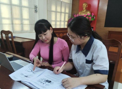 Cô giáo Đoàn Thị Bích hướng dẫn học sinh sử dụng bản đồ tư duy trong môn học Ngữ văn (Ảnh: NVCC)