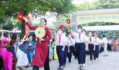 Trường THCS Nguyễn Huệ đón học sinh lớp 6 trong Lễ khai giảng năm học 2022 – 2023.