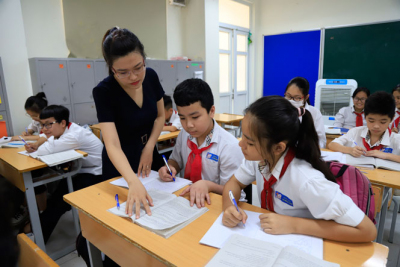 Sách giáo khoa mới yêu cầu học sinh đọc nguyên tố hóa học theo tiếng Anh