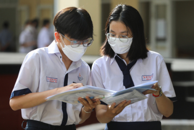 Thí sinh dự thi tốt nghiệp tại trường THPT Võ Thị Sáu, quận Bình Thạnh, TP HCM, ngày 7/7. Ảnh: Quỳnh Trần