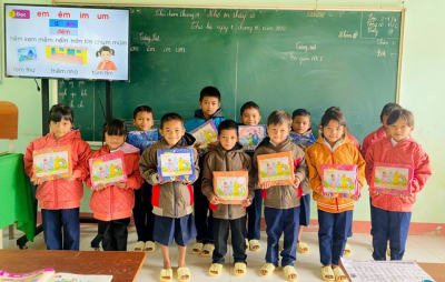 Học sinh điểm trường Tu Gia, Trường Phổ thông Dân tộc Bán trú Tiểu học Trà Tập, Nam Trà My) được tặng dép, áo ấm, áo mưa chuẩn bị cho những ngày đông rét mướt.