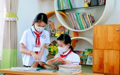 Học sinh Trường Tiểu học Khai Quang (Vĩnh Phúc) đọc sách tại thư viện trường.