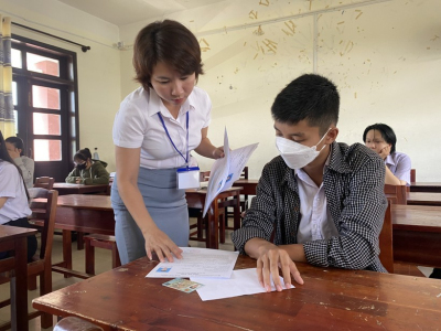 Thí sinh kiểm tra thông tin trên thẻ dự thi để điều chỉnh nếu có sai sót. Ảnh: Hoàng Vinh.