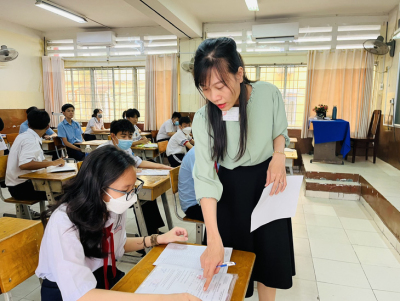 Thí sinh làm thủ tục dự thi và nghe phổ biến quy chế kỳ thi tuyển sinh lớp 10 ở TP.HCM, ngày 5-6 - Ảnh: MỸ DUNG