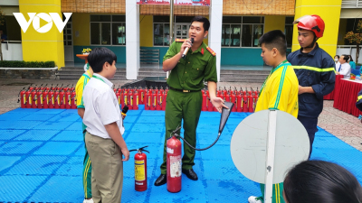 Học sinh được hướng dẫn sử dụng bình chữa cháy xách tay (ảnh: TL)