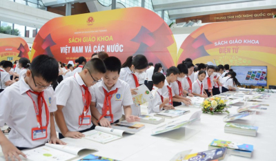 Học sinh tham quan triển lãm sách giáo khoa năm 2022.