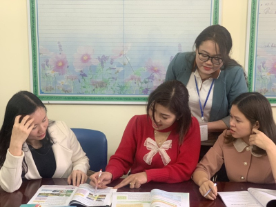 Giáo viên Trường THCS Nguyễn Chuyên Mỹ (An Lão, TP Hải Phòng) nghiên cứu, lựa chọn SGK mới. Ảnh minh họa