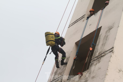 Học sinh đu dây thoát nạn nhà cao tầng, cùng cảnh sát leo thang chữa cháy