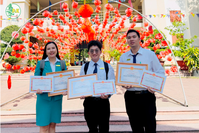 Từ trái sang phải: Cô Nguyễn Thị Thanh, thầy Nguyễn Võ Hữu Được, thầy Nguyễn Minh Tiến