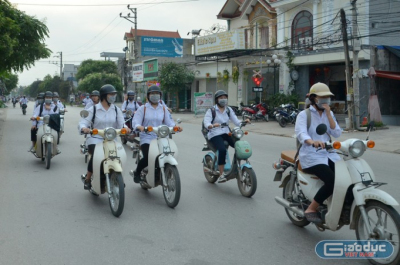 Nhiều học sinh sử dụng xe máy dưới 50cc làm phương tiện tới trường (Ảnh: Lã Tiến)