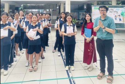 Thầy Võ Kim Bảo (bìa phải) trong một hoạt động trải nghiệm trò chơi dân gian với học sinh - Ảnh: MỸ DUNG