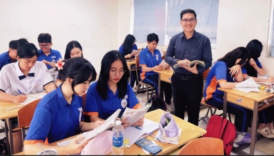 Thầy Võ Minh Nghĩa - Trường THPT Nguyễn Du (TPHCM) trong giờ ôn tập cho học sinh. Ảnh: NVCC