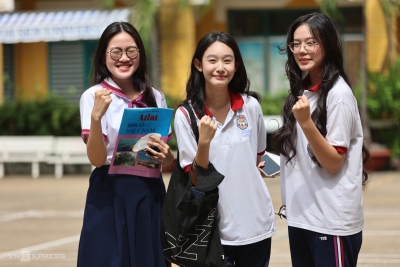 Thí sinh có mặt tại điểm thi trường THPT Trưng Vương (quận 1, TP HCM) để làm thủ tục thi tốt nghiệp.