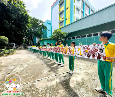 Kỷ lục tranh dài 62 mét, in 644 bàn tay, 156 thông điệp được ghi và cam kết là những con số ấn tượng trong lần đầu tiên thực hiện của các em học sinh khối 9.