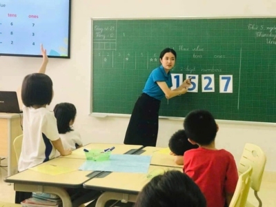 Giáo viên và học sinh Trường Tiểu học, Trung học cơ sở, Trung học phổ thông Albert Einstein (Hà Tĩnh) trong tiết học Toán bằng tiếng Anh. Ảnh: NTCC.