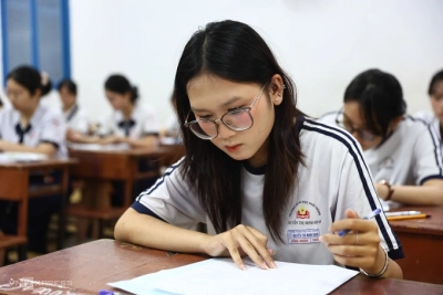Thí sinh làm bài thi môn Văn, sáng 26/6, tại trường THPT Nguyễn Thị Diệu, TP HCM. Ảnh: Quỳnh Trần