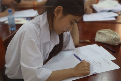 Thí sinh làm bài thi "Văn hay chữ tốt - Giải Sao Khuê" do Sở Giáo dục và Đào tạo TP.HCM tổ chức, diễn ra tại Trường THPT chuyên Lê Quý Đôn ngày 14-1 - Ảnh: Y.H.