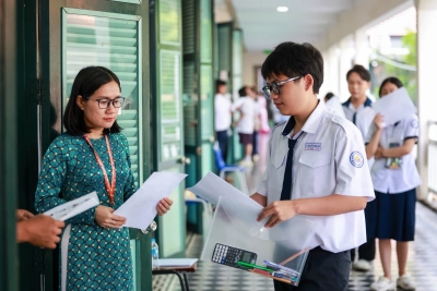 Thí sinh điểm thi Trường THPT Lê Quý Đôn (P.Xuân Hoà, TP.HCM) vào phòng thi sáng nay  ẢNH: NHẬT THỊNH