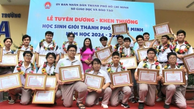 Hiệu trưởng Trường chuyên Lê Hồng Phong làm Trưởng Phòng giáo dục phổ thông TP.HCM