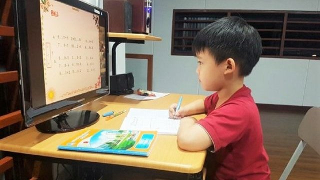 Học online, phụ huynh nên giảm kỳ vọng