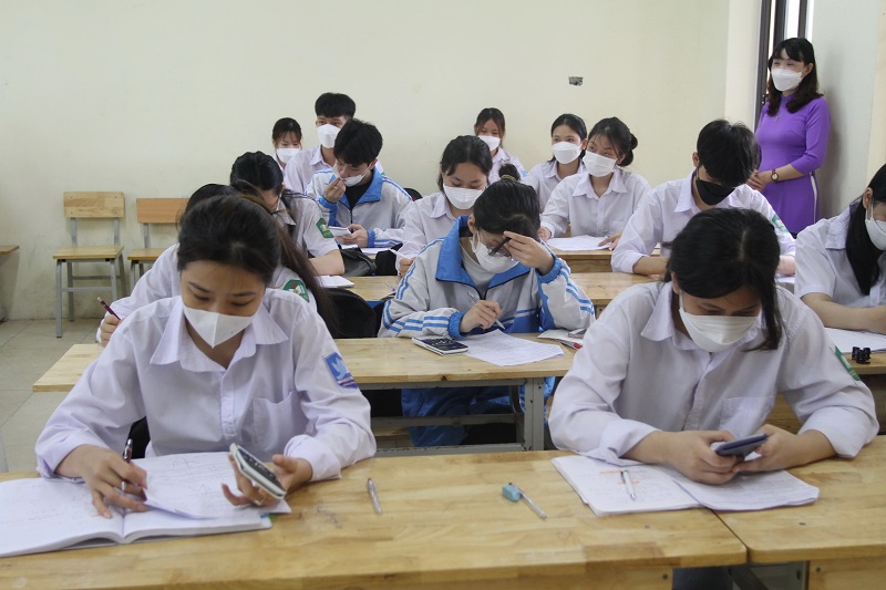 Học viên lớp 12 Trung tâm GDNN - GDTX huyện Hoài Đức ôn thi tốt nghiệp THPT 2022.