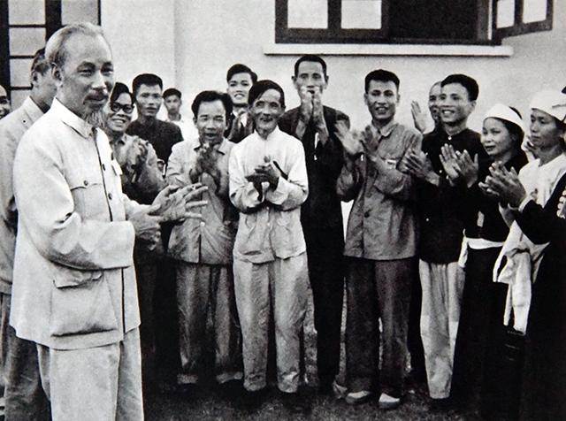 Chủ tịch Hồ Chí Minh nói chuyện với các Anh hùng và chiến sĩ thi đua nông nghiệp (ngày 27-5-1957). (Ảnh tư liệu)