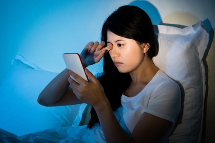 Sử dụng smartphone trong thời gian dài. Ảnh minh họa.