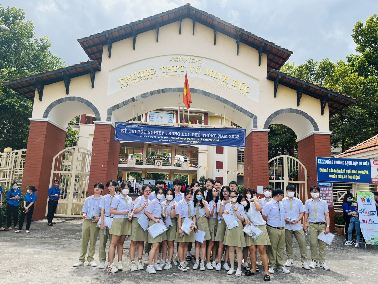 Học sinh trường Pétrus Ký di chuyển đến điểm thi để chuẩn bị cho môn thi cuối cùng - Ảnh: cô Nguyễn Thị Hà