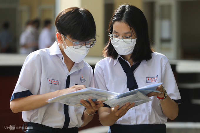 Thí sinh dự thi tốt nghiệp tại trường THPT Võ Thị Sáu (quận Bình Thạnh), ngày 7/7/2022. Ảnh: Quỳnh Trần