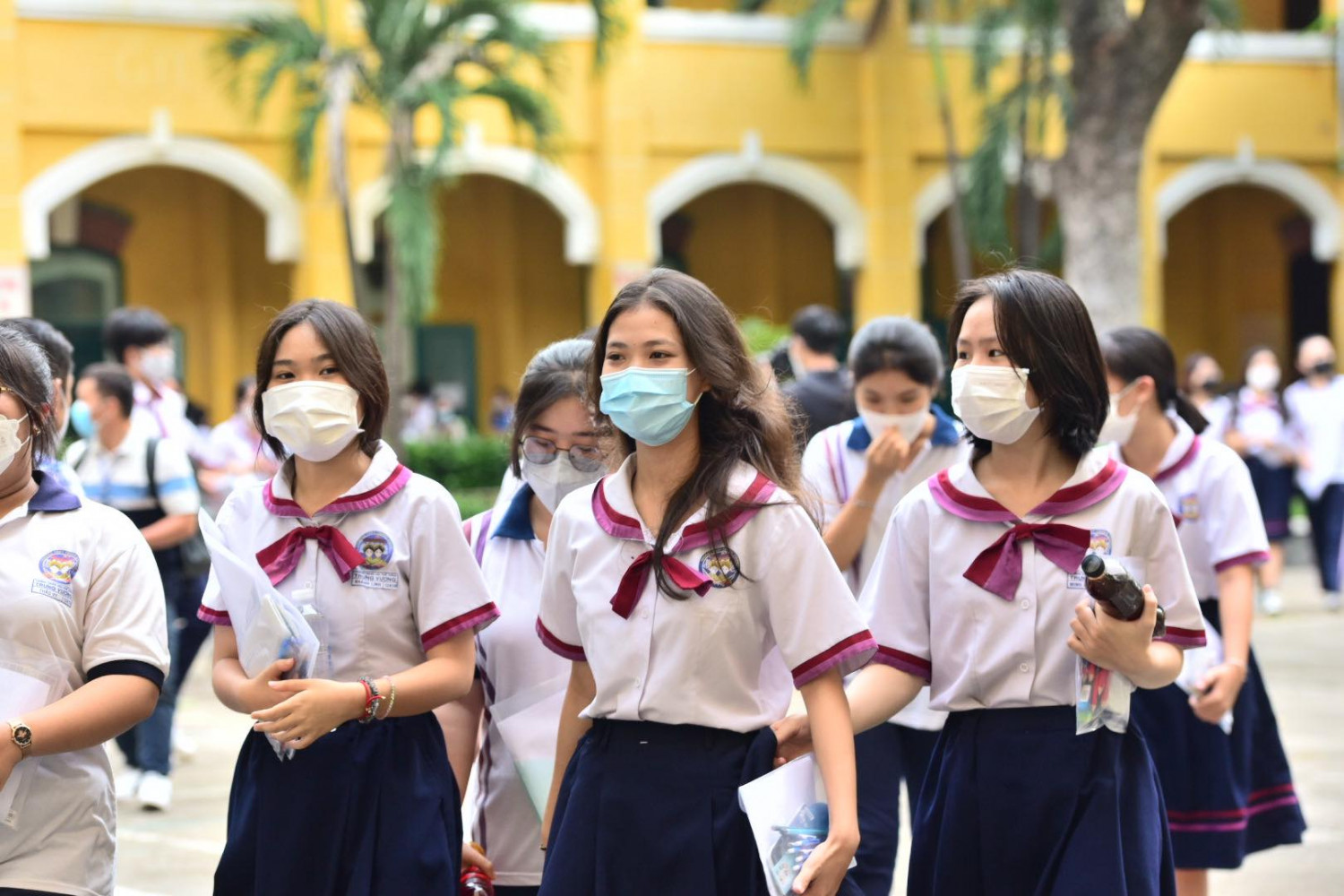 Thí sinh làm thủ tục dự thi tốt nghiệp trung học phổ thông - Ảnh: DUYÊN PHAN