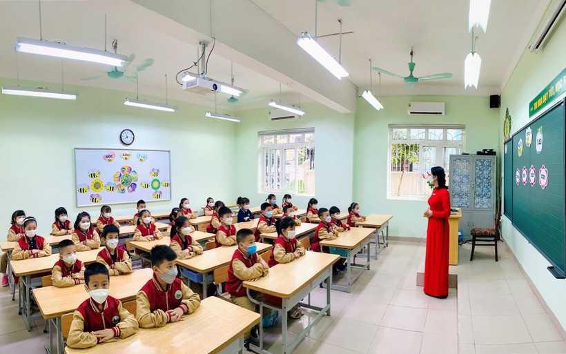 Cô trò Trường Tiểu học Ái Mộ, Long Biên, Hà Nội.