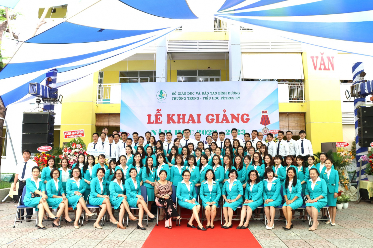 Tập thể hội đồng sư phạm trường Trung tiểu học Pétrus Ký