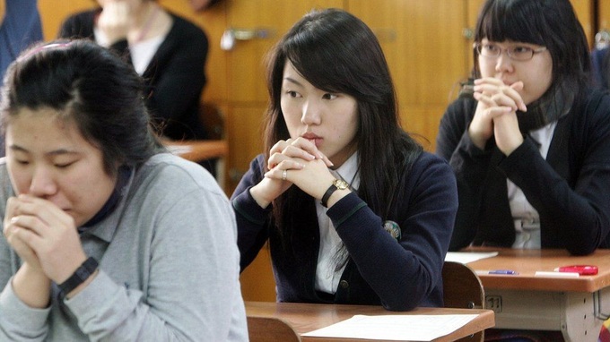Kỳ thi Suneung của Hàn Quốc khiến học sinh và phụ huynh đều hồi hộp, lo lắng