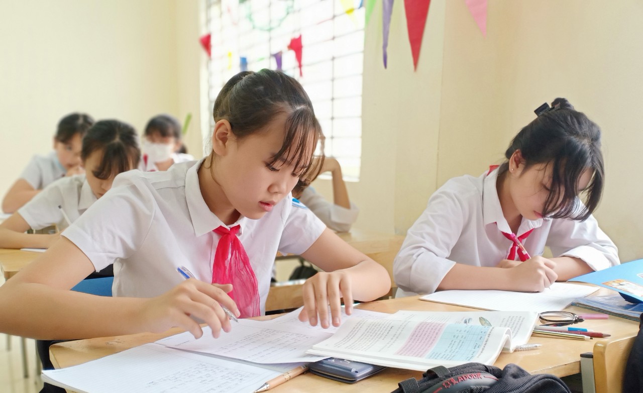 Hiệu trưởng chia sẻ về đổi mới kiểm tra, đánh giá khi 3 giáo viên dạy 1 môn tích hợp