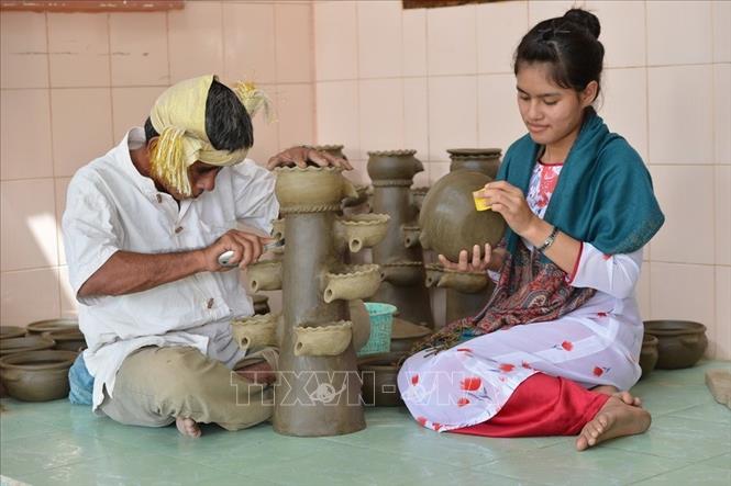Trong ảnh: Nghệ nhân gốm Bàu Trúc (Ninh Thuận)