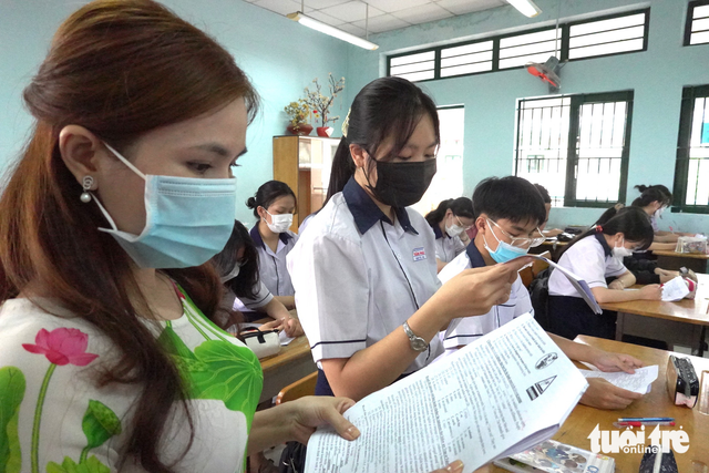 Học sinh một trường THCS ở TP.HCM ôn tập, chuẩn bị cho kỳ thi tuyển sinh lớp 10 năm 2022 - Ảnh: NHƯ HÙNG