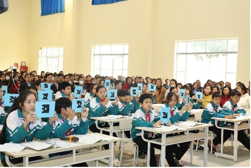 Các em học sinh dùng mã QR trả lời câu hỏi trắc nghiệm trong tiết học mẫu môn Toán.