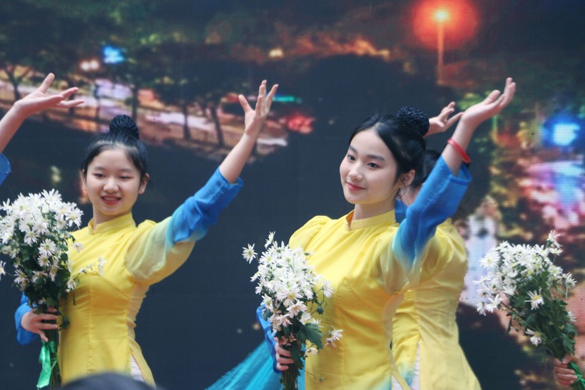 Học sinh quận Hoàn Kiếm được giáo dục nếp sống thanh lịch, văn minh qua nhiều hoạt động cụ thể.
