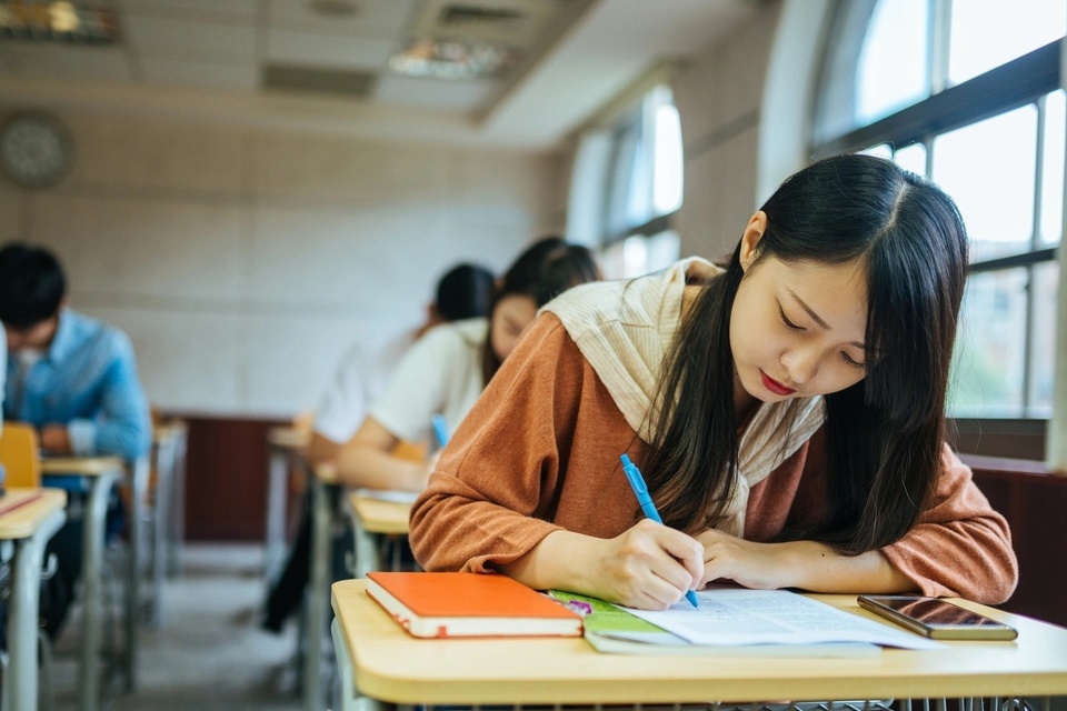 Học sinh TP.HCM tham dự kỳ thi cấp chứng chỉ tiếng Anh quốc tế của Đại học Cambridge vào tháng 5-2022 - Ảnh: TRẦN HUỲNH