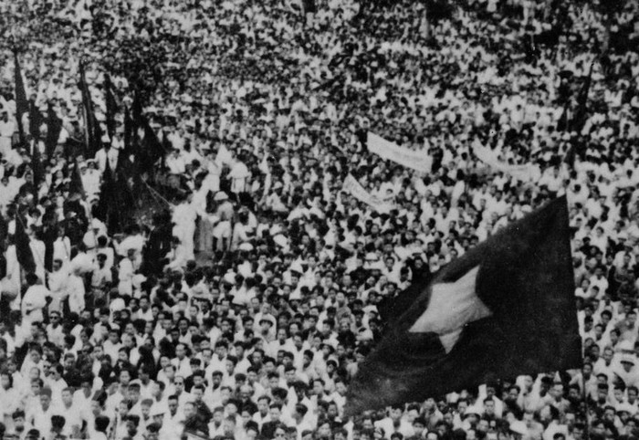 Ngày 19/8/1945, hàng vạn người dân Thủ đô dự mít-tinh tại Quảng trường Nhà hát Lớn thành phố chào mừng thắng lợi của Cách mạng tháng Tám. (Ảnh: Tư liệu TTXVN)