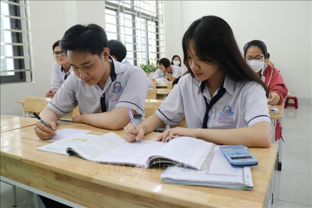 Học sinh lớp 12 Trường Trung học Phổ thông Nguyễn Trãi (thành phố Phan Rang - Tháp Chàm) ôn tập, chuẩn bị cho kỳ thi. (Ảnh: Nguyễn Thành/TTXVN)