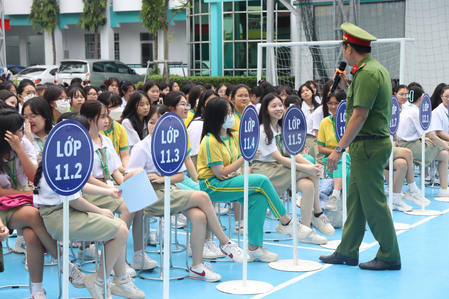Sinh hoạt dưới cờ: Công An phường Phú Hoà tuyên truyền, phổ biến pháp luật cho học sinh THPT trường Pétrus Ký