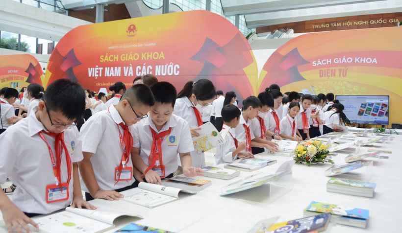 Học sinh tham quan triển lãm sách giáo khoa năm 2022.
