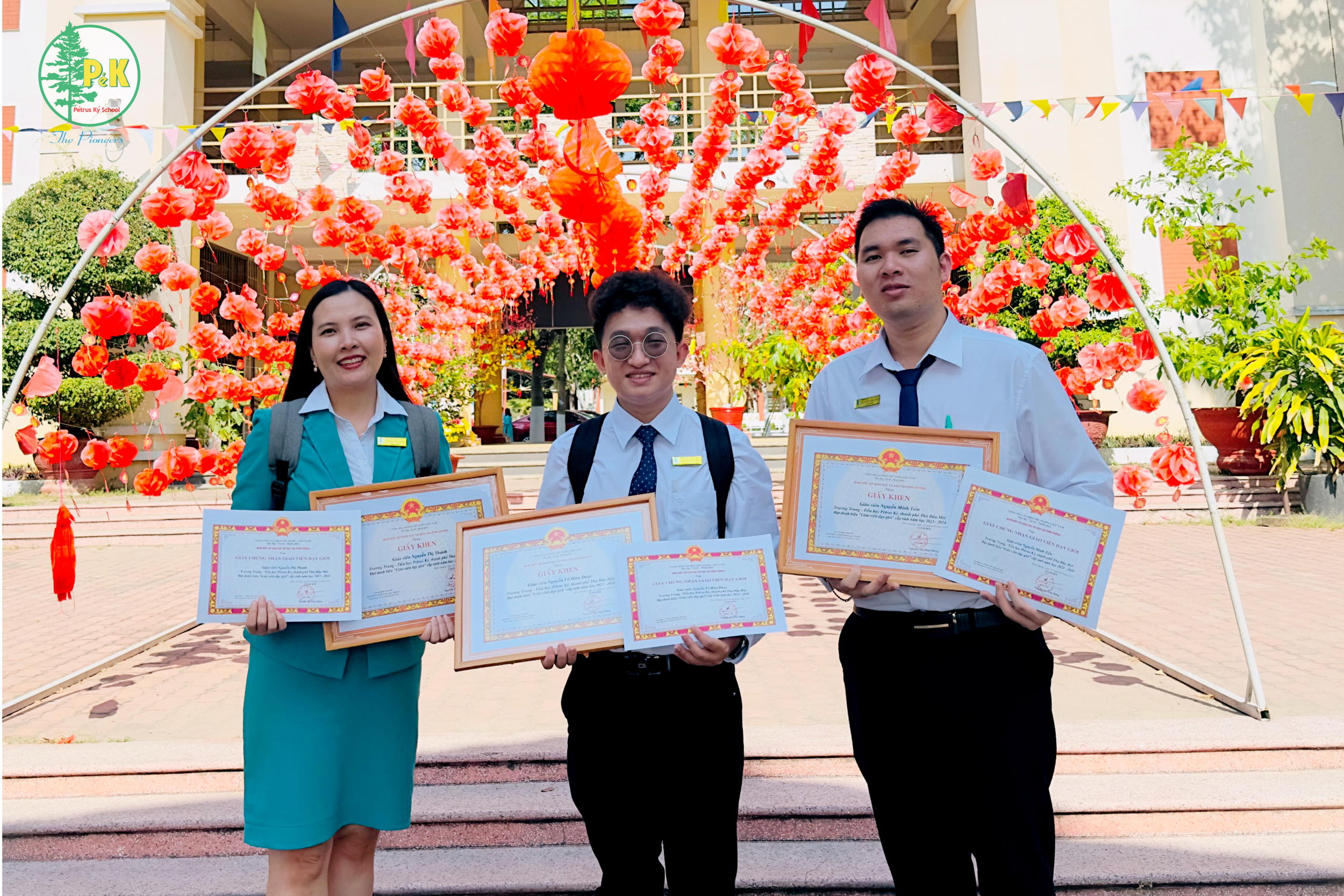 Từ trái sang phải: Cô Nguyễn Thị Thanh, thầy Nguyễn Võ Hữu Được, thầy Nguyễn Minh Tiến